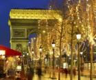Τα Ηλύσια Πεδία είναι διακοσμημένα για τα Χριστούγεννα με την Αψίδα του Θριάμβου στο παρασκήνιο. Παρίσι, Γαλλία